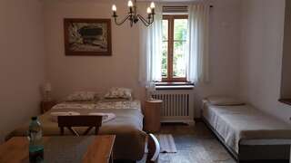 Апартаменты Stara Piekarnia Шклярска-Поремба Трехместный номер с собственной ванной комнатой-1